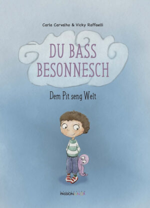 Buchcover von „Du bass besonnesch – Dem Pit seng Welt" von Carla Carvalho und Vicky Raffaelli. Auf hellblauem Aquarellhintergrund steht der Titel in einer großen weißen Wolke. Darunter ein lächelnder Junge mit lockigem Haar, gestreiftem Pullover und blauer Hose, der ein kleines lila Fantasiewesen an der Hand hält.